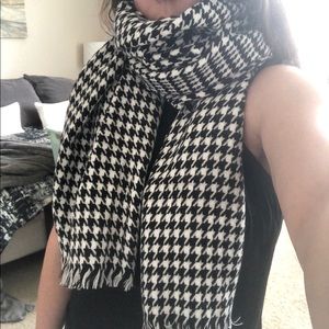 Houndstooth blanket scarf